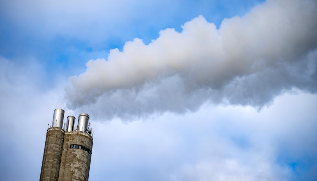 Johan Nilsson/TT: Vit rök från skorstenen på Heleneholmsverket i Malmö i decemberkylan 2022 under energikrisen med rekordhöga elpriser. Heleneholmsverket i Malmö kan producera 300 MW fjärrvärme och 95 MW el från naturgas / biogas. Arkivbild.