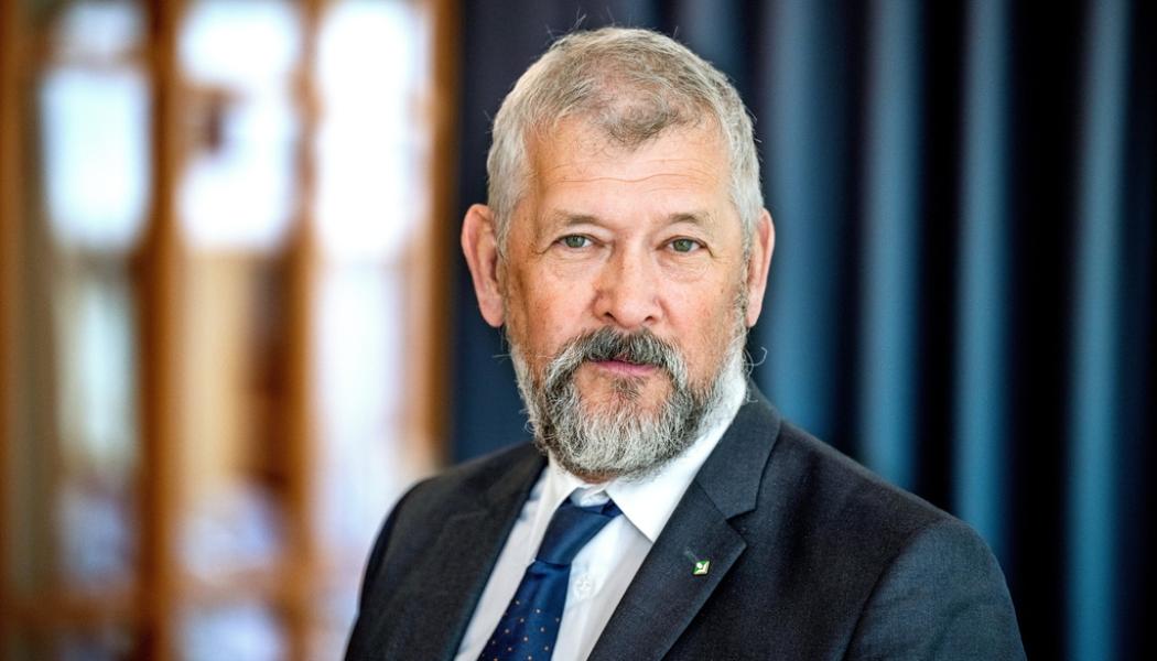 Claudio Bresciani / TT: Försäkringskassan generaldirektör Nils Öberg säger nu att elstödet till hushållen för november och december förra året ska finnas på kontot senast den 9 juni. För ett villahushåll i södra Sverige kan det handla om cirka 5|000 kronor, i norra Sverige någon tusenlapp mindre.