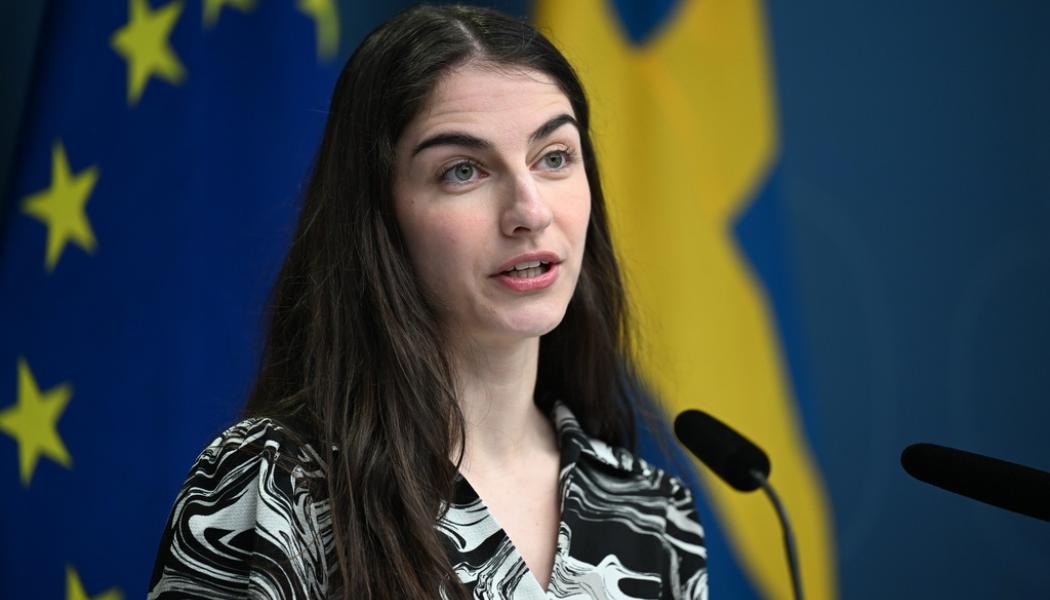 Fredrik Sandberg/TT: Klimat- och miljöminister Romina Pourmokhtari (L) under pressträff om en utredning om tillståndsprocesser för vindkraft till havs.
