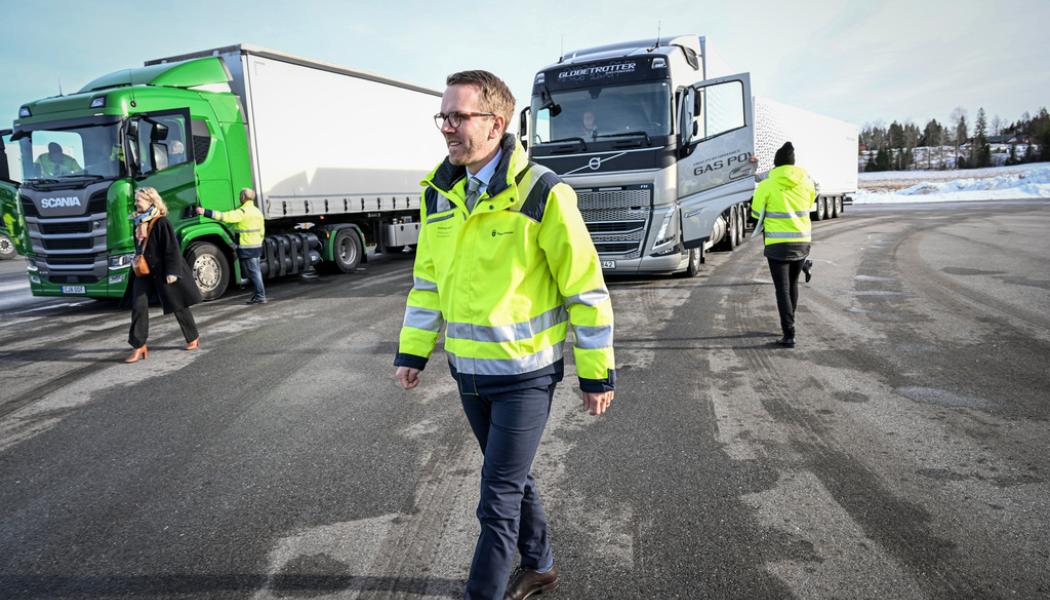 Fredrik Sandberg / TT: Infrastrukturminister Andreas Carlsson svarar på kritiken mot den minskade reduktionsplikten. Arkivbild.