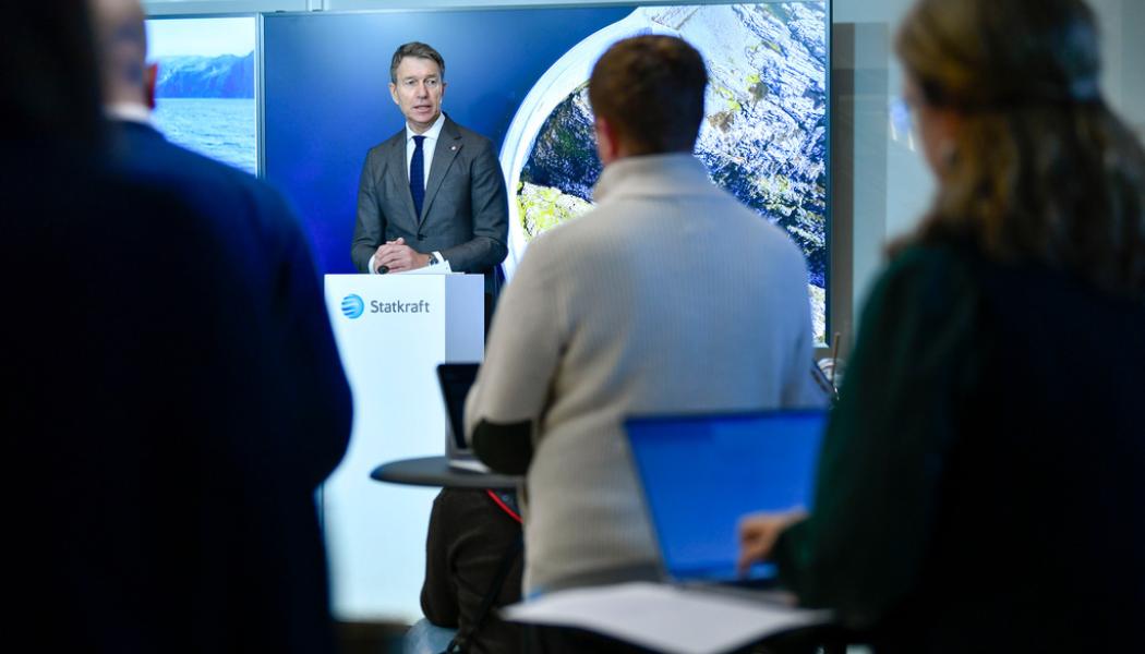 Rodrigo Freitas/NTB/TT: Energiminister Terje Aasland välkomnar beskedet. Bild från måndagens presskonferens.