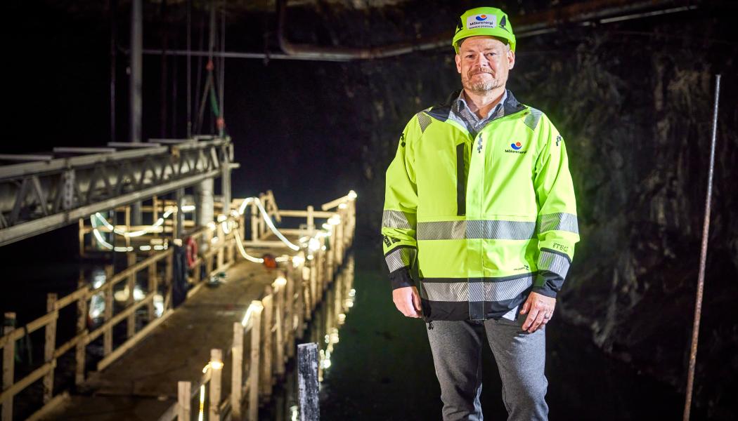 Magnus Eriksson, vice vd för Mälarenergi AB, i bergrummet som nu konverterats till ett gigantiskt energilager för värme.  Foto: Pia Nordlander