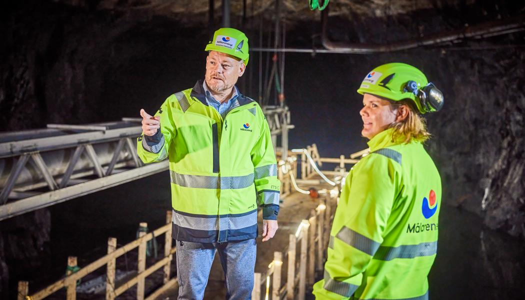 Magnus Eriksson, affärsområdeschef för Värme inom Mälarenergi tillsammans med Lisa Granström, strategichef samt biträdande affärsområdeschef för Värme. Foto: Mälarenergi