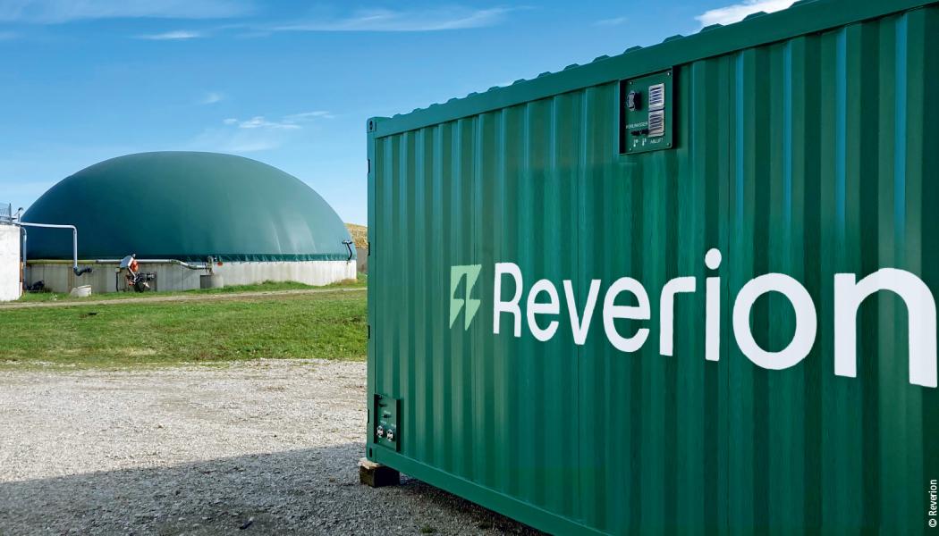 Bara att slå på – så skulle mottot för Reverions biogaskraftverk, som även kan förvandla överskottsenergin till vätgas. Den kompakta designen i en enda transportabel container gör tekniken enkel att använda. Därtill kommer den exceptionellt höga verkningsgraden på 80 procent, möjligheten till reversibel användning samt – med PC-baserad styrning från Beckhoff – sömlös datamonitorering, vilket är en förutsättning för en hög grad av automatisering. Källa: Reversion