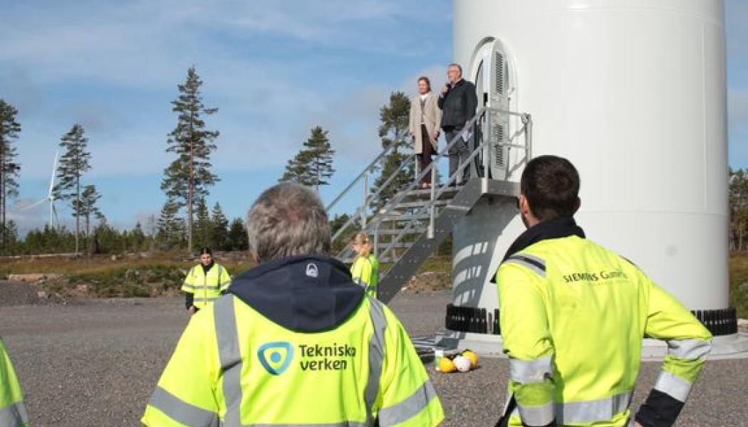 Klas Gustafsson, tf vd Tekniska verken, och Maria Almesåker, styrelseordförande Tekniska verken, inviger vindkraftsparken. Foto: Tekniska verken