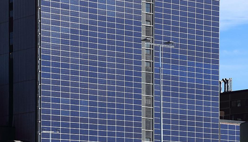 Solpaneler vid kraftverk i finska Uleåborg. Södra väggen på Toppila kraftverk är täckt med 827 solpaneler som producerar el med en maximal effekt på 270 kilowatt. Foto: Wikipedia Common Lic, Kredit: Estormiz 