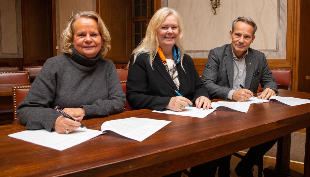 Jonna Lindman, kommunstyrelsens ordförande, Malin Wallenberg, vd för Mälarenergi Elnät och Anders Neuman, kommundirektör, signerar markaffären. Ett viktigt steg på vägen mot en ny mottagningsstation i Arboga. Pressbild: Mälarenergi
