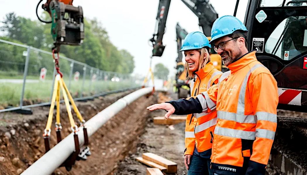 Badenova Netz tekniska direktör Julie Bürkle-Weiss och projektledare H Wölfle övervakar arbetet med att lägga den första vätgaspipelinen i södra Tyskland. Foto: Badenova Netze