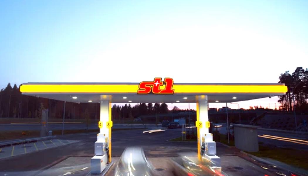 Den första Shell-skylten monterades nyligen ner på stationen i Grorud i Oslo. Istället sattes St1:s röda logotyp upp – ett tydligt tecken på det varumärkesskifte som nu rullar ut över hela landet. Foto: St1