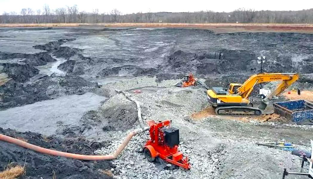 Kolaska är en restprodukt från förbränning av kol, som kan vara flygaska, bottenaska eller pannslagg. Bilden visar användningen i delstaten Pennsylvania, USA. Kolaska används på ett fördelaktigt sätt på gruvområden för att fylla igen gruvschakt, skapa eller förbättra jord samt som ett material med låg permeabilitet eller hög alkalinitet. Foto: USFWS. Kredit: Steven Alexander, 