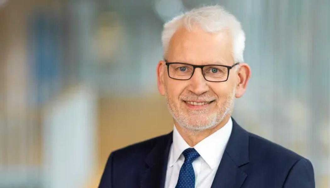 Unipers vd Michael Lewis. Uniper påpekar nu att marknaden och regleringen för grön energi, särskilt vätgas, inte har utvecklats tillräckligt för att möjliggöra de planerade investeringarna. Detta har skett i en kontext där de bredare energipriserna, inklusive naturgas, har sjunkit sedan augusti 2024. Foto: Uniper