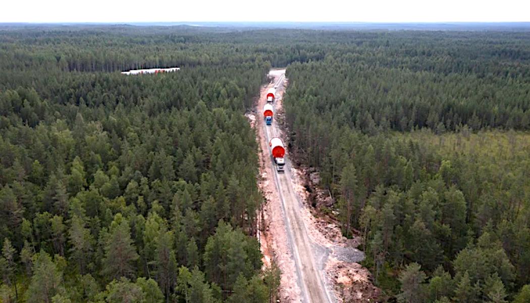 Transport av torn till vindkraftsbygget i finska Lestijärvi. Foto: Vindkraftsbolaget OX2