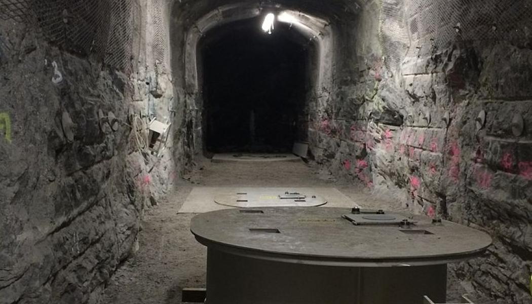 Under den pågående testdriften kommer fyra kapslar att placeras i åtta meter djupa hål i en 70 meter lång slutförvaringstunnel. Tunneln kommer därefter att fyllas med bentonitlera och förseglas med en betongplugg. Testet inkluderar även ett moment där en skadad kapsel ska återtas till markytan. Foto: Wikipedia Common, kredit: Kallerna