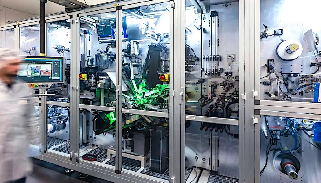 Fabrik. Batteriproduktion vid V4Drives fabrik. Företagets namn ändras till V4Smart i och med affären.
BILD: Porsche AG