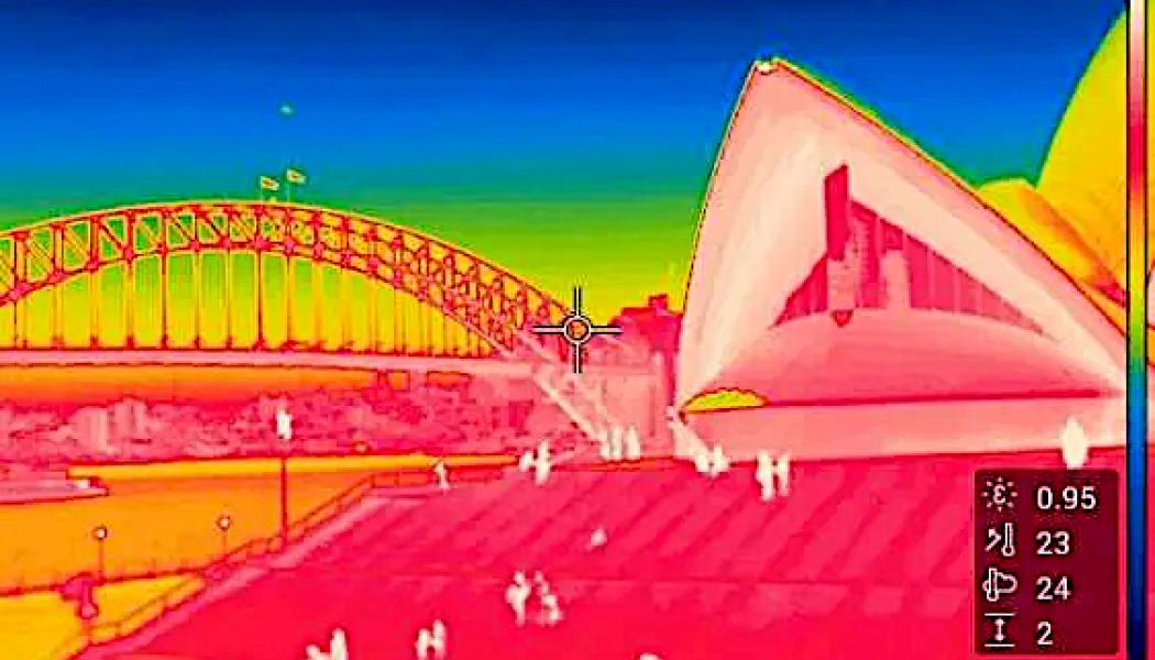 Med hjälp av en halvledarenhet omvandlar värmestrålningsdioden infraröd strålning till energi. På en termisk bild kan man se värmen som strålar ut från Sydneys hamn. FOTO: UNSW Sydney