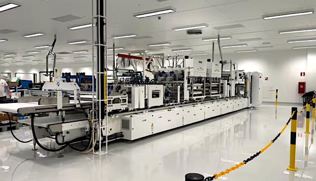 Wipak bygger nu ut sin anläggning i Nastola när den nederländska fabriken inte kan expandera på grund av begränsad elnätskapacitet. Produktionen av medicinska sterilförpackningar sker i renrum med avancerade ventilationssystem som kräver stora mängder el. Foto: Wipak Oy.