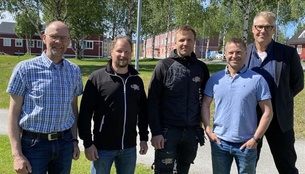 Från vänster: Hans-Åke Lampa Avdelningschef Bravida EL, Umeå Jonny Zakrisson, delägare i JZ Elteknik AB Mattias Lövström, delägare i JZ Elteknik AB Daniel Lindahl Filialchef EL Service ,Umeå Olle Näsvall Regionchef Region Nord Foto:  Bravida
