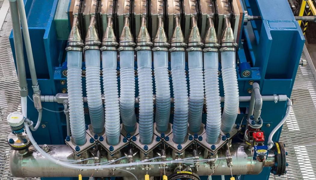 Företaget Verdagy har utvecklat en modulär elektrolysör för vätgas produktion med en kapacitet på 20 megawatt – kallad eDynamic – som kan byggas ut till anläggningar på 200 megawatt eller mer. Systemet har hög verkningsgrad (ungefär 41–51 kilowattimmar per kilogram producerad vätgas) och klarar av att operera brett dynamiskt med snabb omställning – från full kapacitet till fem procent på under två minuter. Foto: Verdagy 
