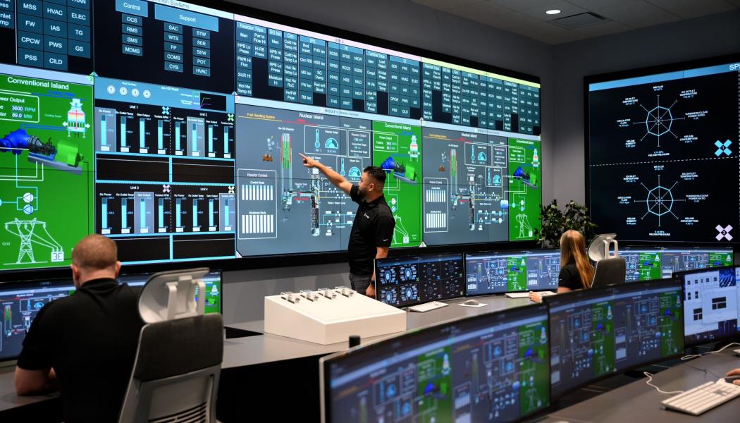 Bilden visar Amazons personal som arbetar i X-energy-anläggning. Ett avtal med Energy Northwest, ett konsortium av statliga energibolag, kommer att möjliggöra utvecklingen av fyra avancerade SMR-reaktorer. Reaktorerna kommer att byggas, ägas och drivas av Energy Northwest och förväntas generera cirka 320 megawatt kapacitet i projektets första fas, med möjlighet att öka till totalt 960 megawatt – tillräckligt för att försörja motsvarande mer än 770 000 amerikanska hushåll. Dessa projekt kommer att bidra till att möta det förväntade energibehovet i nordvästra USA från början av 2030-talet. Foto: Amazon