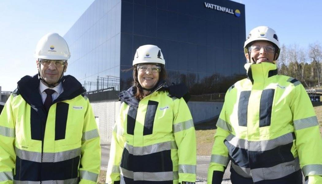 Khashayar Farmanbar, Anna Borg och Annika Viklund framför Järvastationen. Foto: Vattenfall Eldistribution