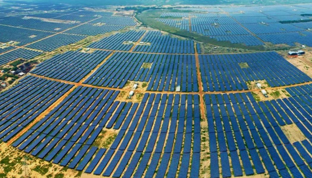 När allt är färdig kommer Khavda RE park att kunna göra anspråk på titeln som den största förnybara energianläggningen globalt, kapabel att årligen försörja 16,1 miljoner hem med ström. Foto: Adani Group