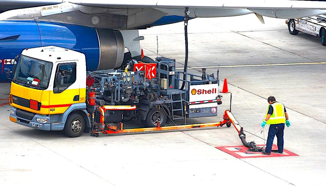 Tankning av ett Airbus i Amsterdams flygplats Schiphol. Foto: Wikipedia Common, GFDL or CC-BY-SA-2.5