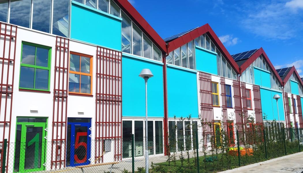Fastighetsägare och förvaltare bör kunna hålla inomhustempraturen inom riktvärdena - även i en varmare värld. Bild: Vertikalmarkiser på en förskola i Svedala, ett projekt av Alusol AB