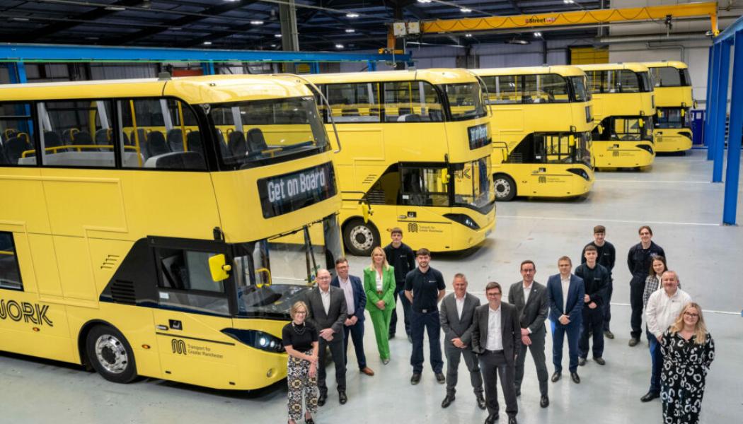 Det kommer att bli 50 nya elektriska dubbeldäckade fordon som
kommer att köras i städerna Wigan, Bolton och delar av Salford och Bury när
bussar kommer under lokal kontroll för första gången på nästan 40 år från
september. Foto: Busstillverkaren Alexander Dennis


