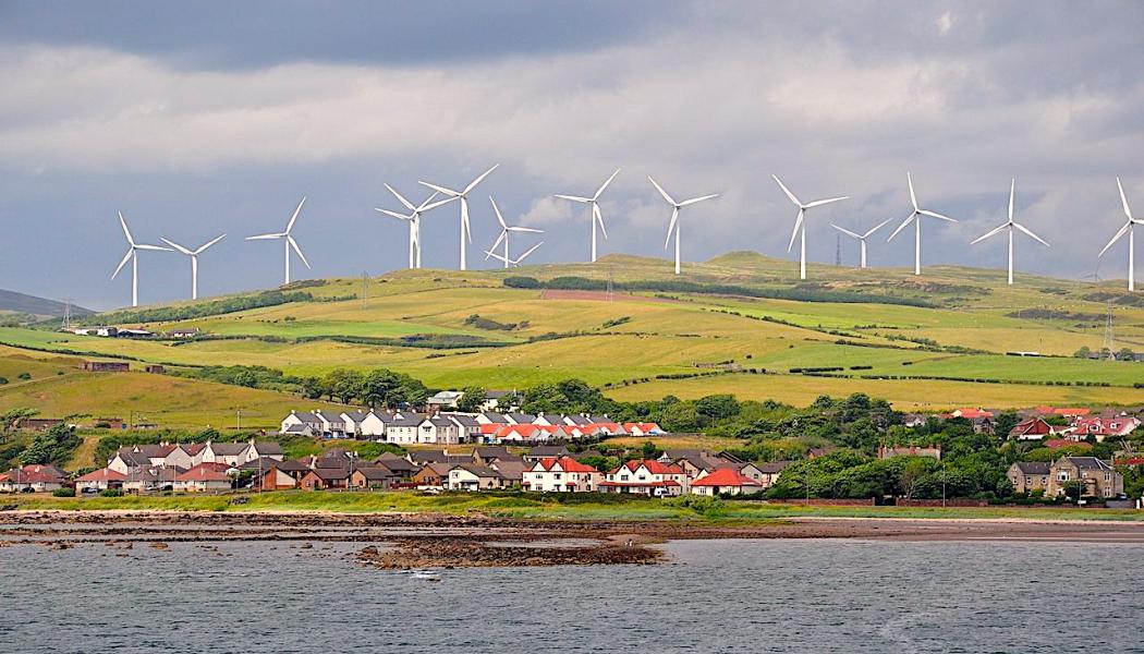 Vindkraftparken i Ardrossan i North Ayrshire, Skottland. Foto: Wikipedia Commons: Kredit: Vincent van Zeijst 
