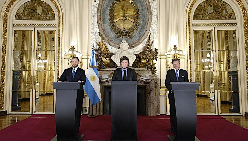 President Milei i mitten, IAEA:s generaldirektör till höger och Demian Reidel till vänster. Foto: Argentinas presidentkansli