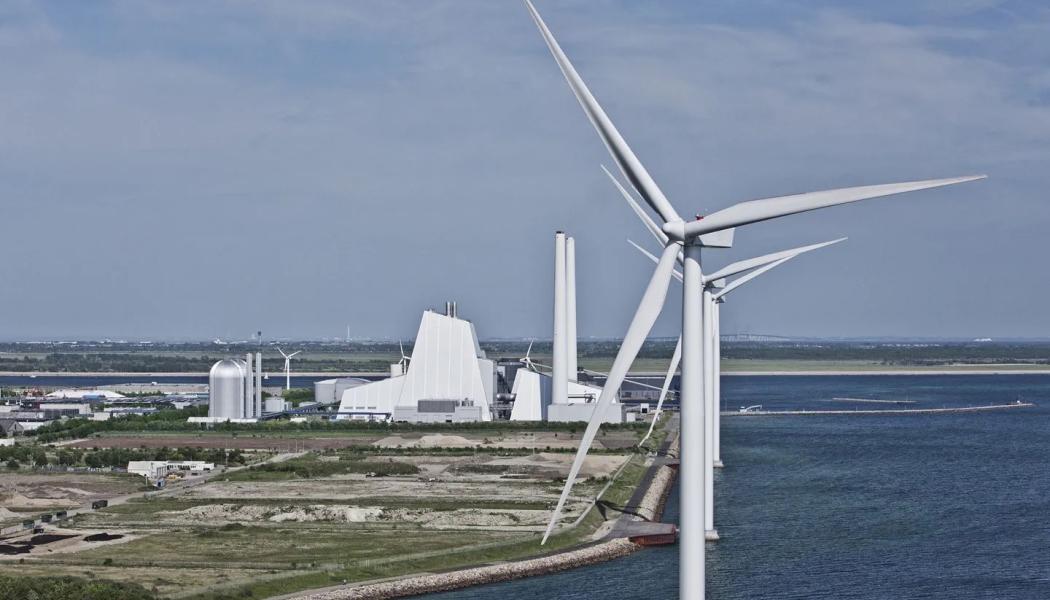 Ørsteds och Danmarks första storskaliga CCS-projekt, Avedøre kraftverk. Byggandet av två anläggningar för koldioxidinfångning (CCS) vid kraftvärmeverken Asnæs i Kalundborg och Avedøre i Storköpenhamn fortskrider. Anläggningarna ska fånga in koldioxidutsläpp från förbränning av träflis respektive halm och markerar starten på Danmarks första fullskaliga CCS-projekt. Från och med början av 2026 väntas anläggningarna tillsammans kunna fånga in 430 000 ton biogen koldioxid per år. Eftersom koldioxiden kommer från förnybara källor innebär detta att växthusgaser faktiskt tas bort från atmosfären, vilket ger ett tydligt bidrag till Danmarks klimatmål för 2025 och 2030. Foto: Ørsted







