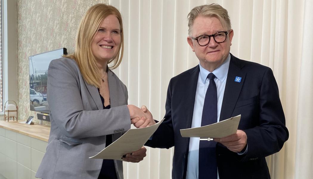 Annsofie Thuresson, kommunstyrelsens ordförande och Göran Engberg, vd för Nordic Nuclear Energy AB. Pressbild: Kävlinge kommun