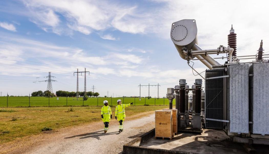 Den nya stationen i Törestorp tredubblar kapaciteten i området. Den byggs med klimatförbättrad betong, där cement delvis ersätts med alternativa bindemedel som flygaska och slagg. Alla ingående komponenter ska vara fria från isoleringsgasen SF6, som har 23 500 gånger större miljöpåverkan än koldioxid. Foto: Christian Andersson, Apelöga