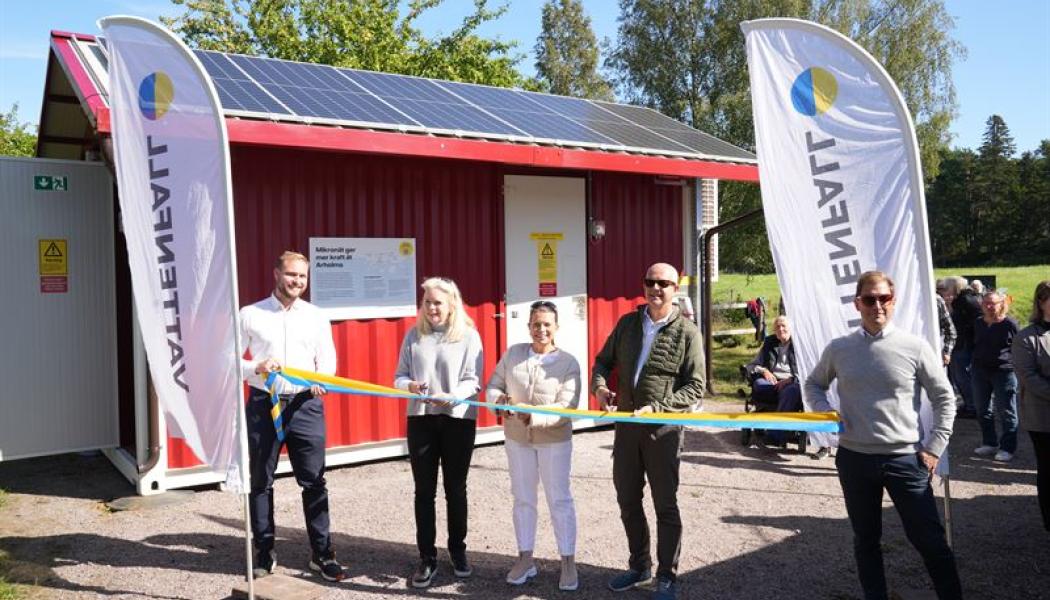 Emil Backlund, projektledare Network Solutions, Ingela Hålling, affärschef Network Solutions, Annika Viklund, Vd Vattenfall Eldistribution, Roland Brodin (M), förste vice ordförande i kommunstyrelsen i Norrtälje kommun samt Niklas Sjöberg, projektledare Vattenfall Eldistribution, inviger mikronät Arholma. Foto: Vattenfall