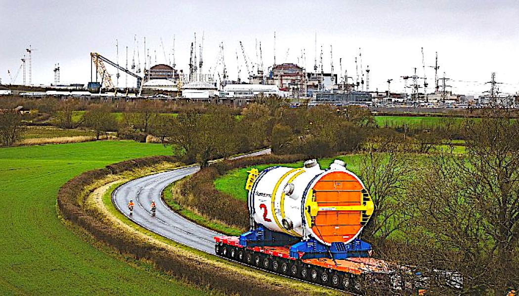 Den andra reaktortanken till kärnkraftverket Hinkley Point C anländer till byggplatsen efter transport från Frankrike via sjö, flod och väg. Foto: EDF Energy