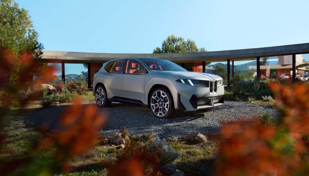 En ny Vision Vehicle från BMW Group ger en första inblick i Neue Klasse som en SAV: BMW Vision Neue Klasse X för med sig estetik, teknologi, hållbarhet och filosofi från Neue Klasse till sektorn för sportaktivitetsfordon. Den första helt elektriska upphöjda modellen baserad på den nya arkitekturen kommer att tas i serieproduktion vid fabriken i Debrecen (Ungern) år 2025. Foto: BMW Group