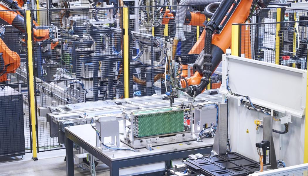 Produktionsprocessen för batteripaketen, inklusive insättningen av moduler, är förhållandevis enkel och överlåts också till industrirobotar för att säkerställa tillförlitlighet och hantering av vikt. Det är mycket få manuella arbetsmoment överlag, främst handlar det om att mata in material och sköta maskinerna. Ungefär var 20:e minut färdigställer produktionslinjen ett batteripaket med 9 moduler. Foto: Borgwarner Company
