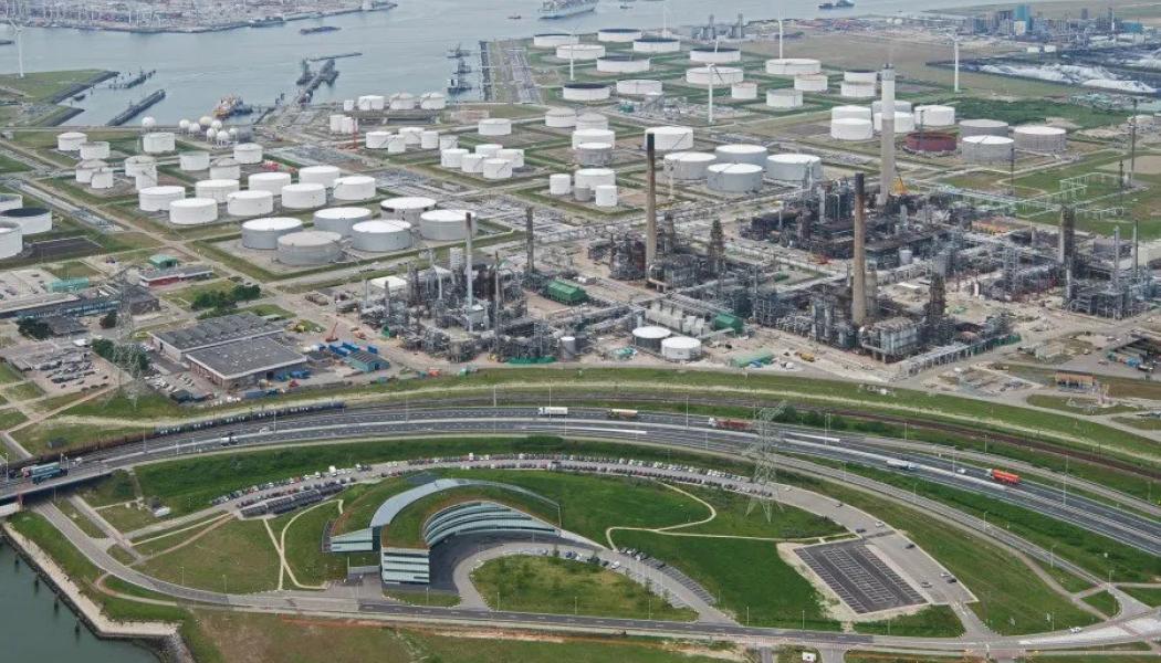 BP:s raffinaderi. H2-Fifty tillkännagavs 2022 som ett samarbete mellan BP och HyCC. Anläggningen planeras i Rotterdams hamn och skulle, med en kapacitet på 250 megawatt, kunna producera cirka 30 000 ton grön vätgas per år. Det motsvarar hela behovet av importerad grå vätgas till BPs raffinaderi i området. Foto: BP