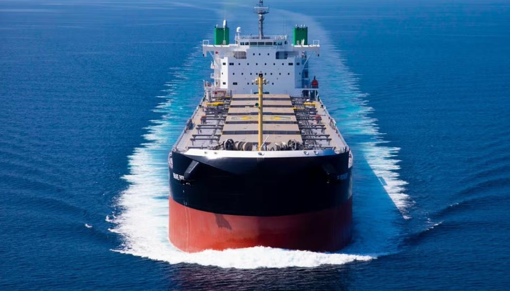 Bulkfartyget Brave Pioneer är världens första i sin storleksklass med tvåbränslemotor för metanol. Foto: Tsuneishi Shipbuilding