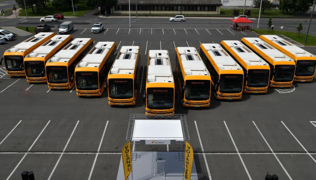 Elva 12-meters BYD e-bussar i Zalaegerszeg, Ungern

Upphandlings- och laddningsinstallationsprojektet, värt 2,1 miljarder HUF, slutförs i samarbete med Volánbusz, en av Ungerns största kollektivtrafikoperatörer och HUMDA (Ungerska Motorsport Development Agency) Green Bus Program. Dessa toppmoderna BYD elbussar kommer att ge bekväma och miljövänliga resealternativ för över 55 000 invånare från och med juni. Foto: BYD