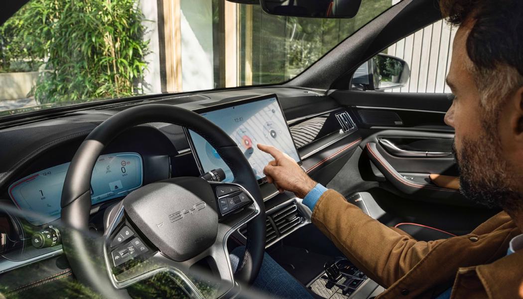 Seal modellens instrumentbräda. Om vägtesterna fortsätter enligt plan med BYD:s SEAL-modell, kommer den att bli den första elbilen med fastfasbatteri som når marknaden i serieproduktion. Foto: BYD.