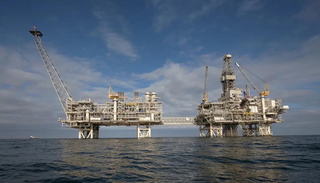 Oljeplattformar i Kaspiska havet. Avyttringarna av tillgångarna i Azerbajdzjan och Nigeria är en del av Equinors strategi att optimera olje- och gasportföljen. Foto: Equinor