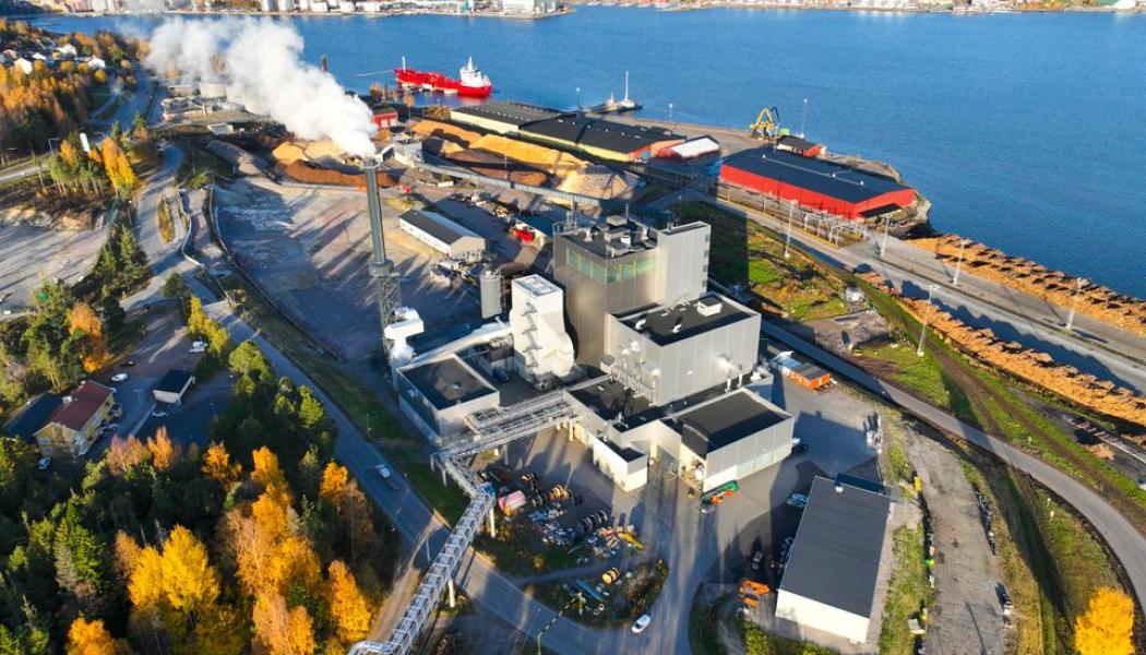 Drönarbild över Övik Energis kraftvärmeverk på Hörneborg hösten 2024. Foto: Övik Energi.