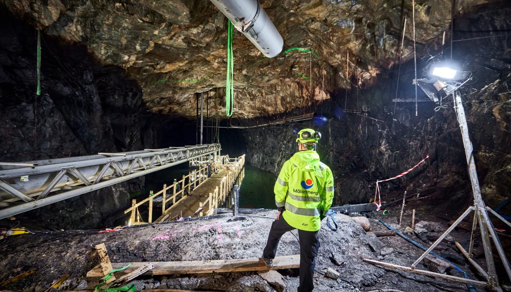 Ett gammalt oljelager från kalla kriget görs om till ett gigantiskt energilager för fjärrvärme. Internationell media, däribland BBC och nyhetsbyrån AFP, har bevakat hållbarhetssatsningen – som tas i drift under 2024. Foto: Mälarenergi