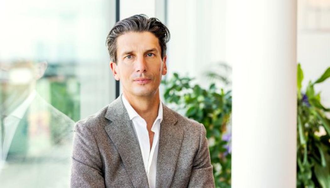 Joakim Cejie, chef för Public Affairs på E.ON, välkomnar särskilt Regeringens utökade satsning på Kraftlyftet, som stärker leveranssäkerheten och skapar förutsättningar för ny planerbar elproduktion där behoven är som störst. Samtidigt menar han att det saknas åtgärder som sänker fjärrvärmekostnaderna och ger kunderna mer stabila priser. Foto: Christian Andersson, Apelöga.