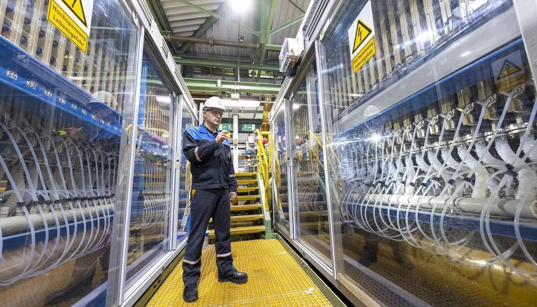Inblick i klorelektrolysen hos Covestro i Leverkusen. Företaget har producerat hittills cirka en tredjedel av den produktmängd som levereras till LANXESS med energi från vattenkraft, baserat på ursprungsgarantier. Foto: Covestro