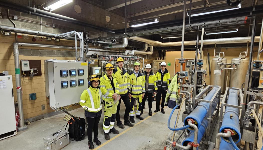Att installera ett nytt automatiskt system för mätning av vatten- och ångcykeln på Umeå Energis kraftvärmeverk Dåva 1 var ett grupparbete. På bilden (från vänster): My Burman, Mikael Lundgren och Måns Kjellander från Umeå Energi, Dirk Nyrnberg, Oleinitec och Niklas Åkerström och Daniel Donnevi, MANA Projektbyrå.

Foto: Kevin Larsson/Oleinitec Nordic AB