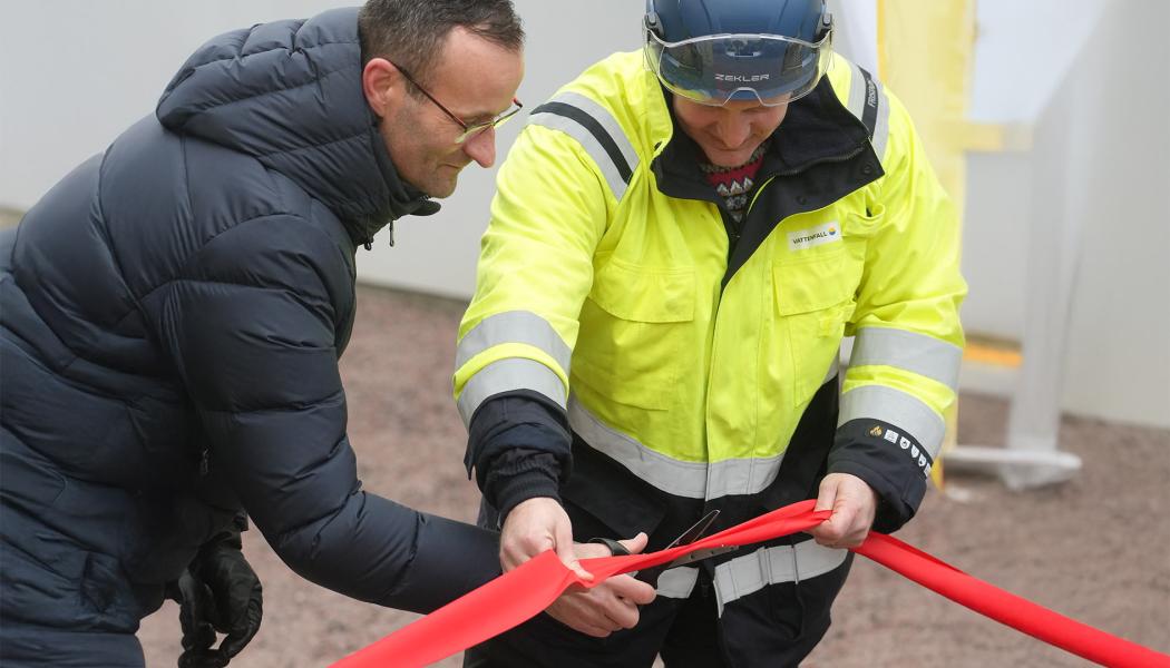 Dan Stolt, nätutvecklingschef på Nordion Energi, och Gustaf Hollander, projektledare på Vattenfall Services Nordic, inviger ställverk. Pressbild: Nordion Energi