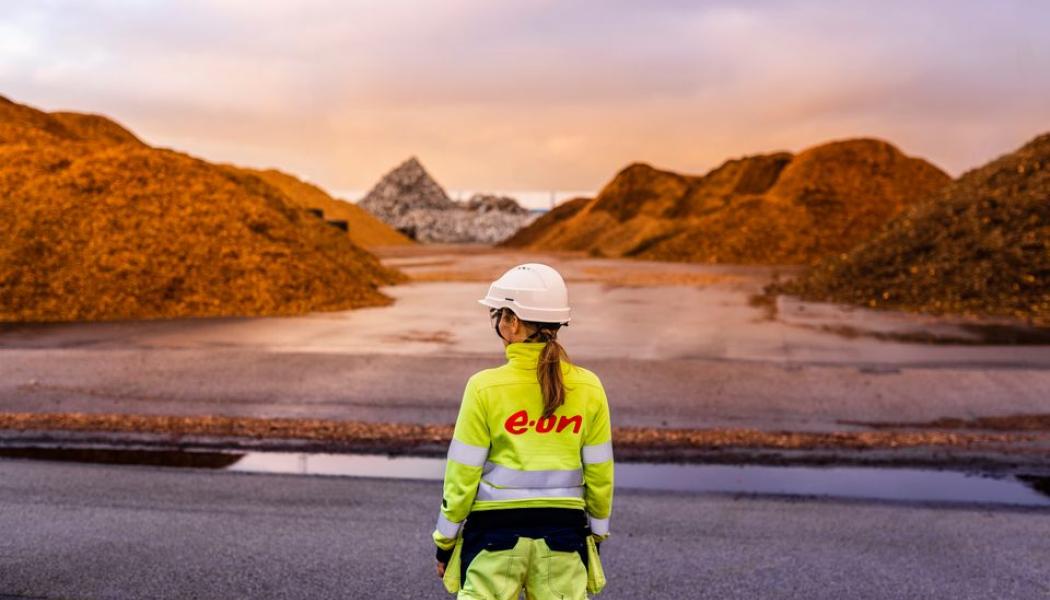 E.ONs klimatpåverkande utsläpp i Norden har minskat med cirka 38 procent sedan 2021, främst genom en omfattande utfasning av fossila bränslen i fjärrvärmeproduktionen. Samtidigt pekar företaget på att plast i avfallet nu växer fram som den största kvarvarande utsläppskällan inom energiåtervinning och efterlyser ökad återvinning, tydligare styrmedel och satsningar på koldioxidinfångning (CCS). Foto: Christian Andersson, Apelöga