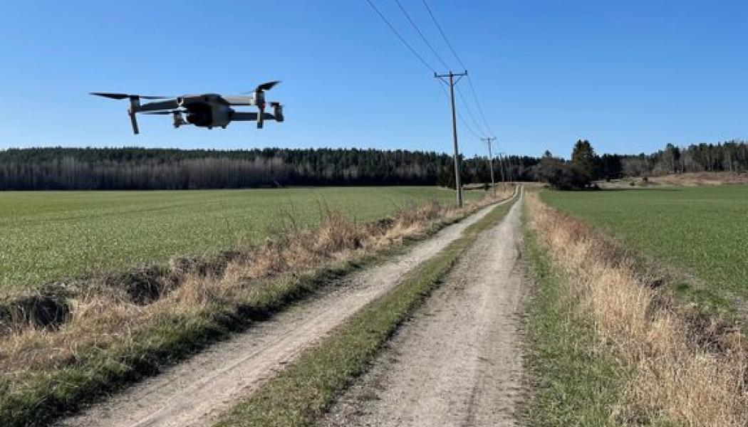 E.ONs 24 000 kilometer långa högspänningsnät ska framledes besiktas av drönare istället för helikoptrar. Tester visar att drönare minskar antalet strömavbrott samtidigt som flygningarna spar på miljö och djurliv. Foto: Lena Berglund, E.ON